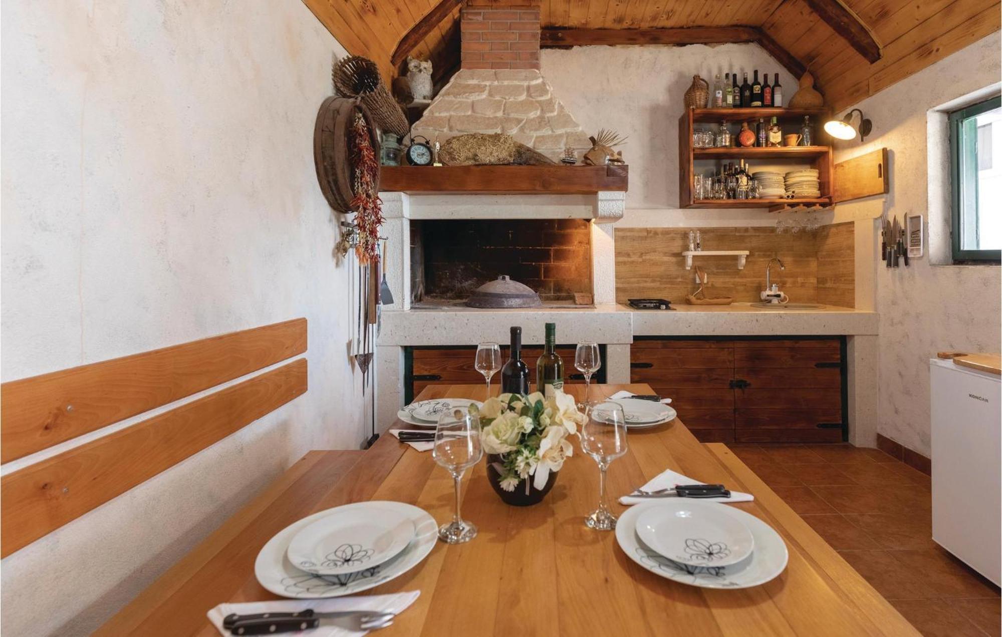 Nice Apartment In Blace With Wifi Buitenkant foto
